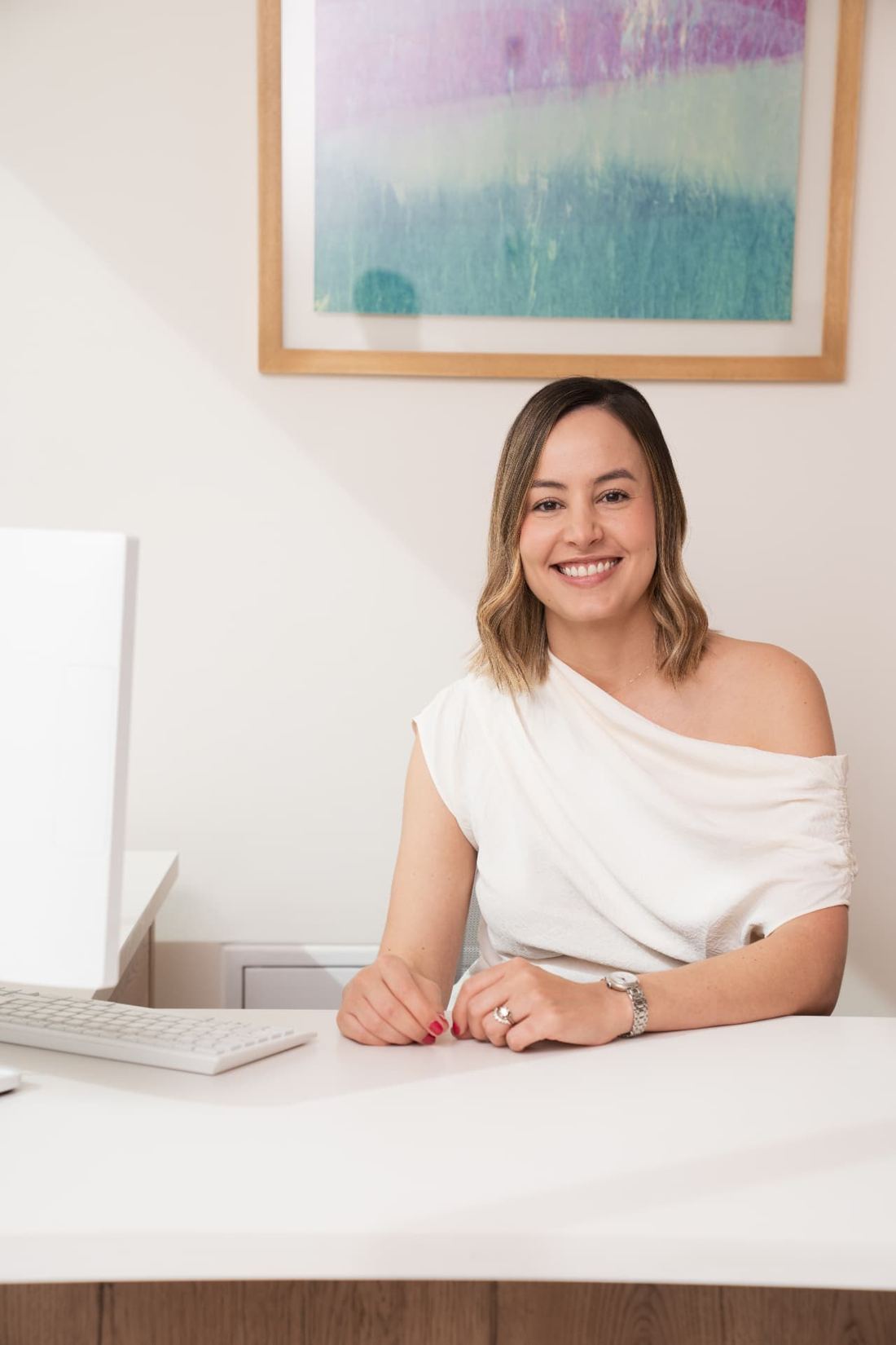 La doctora sentada junto a la ventana del consultorio
